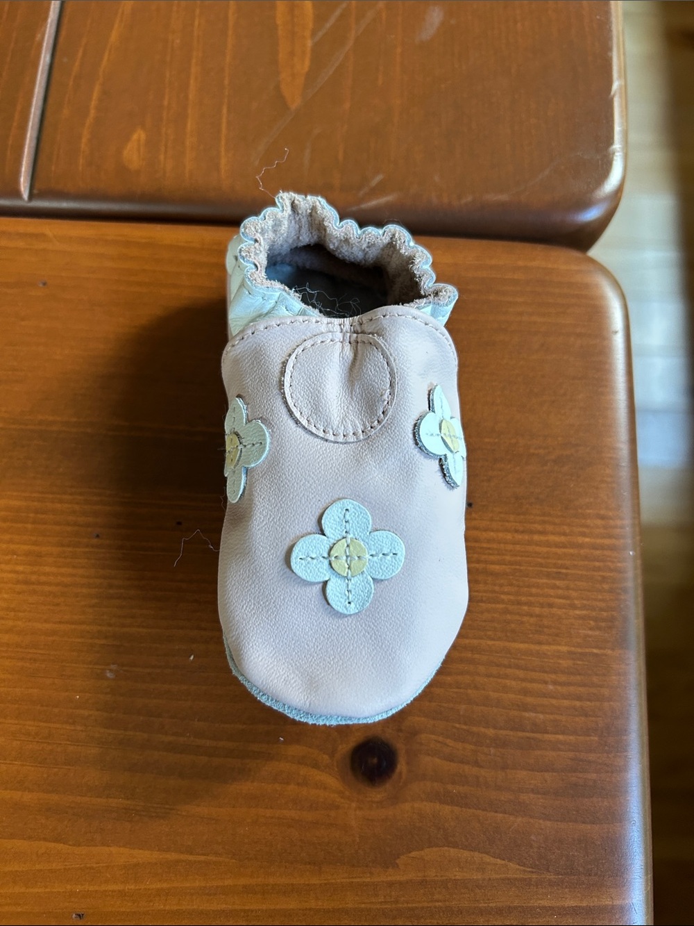 Robeez Soft Leather Flower Slip-On Shoe in Light Pink